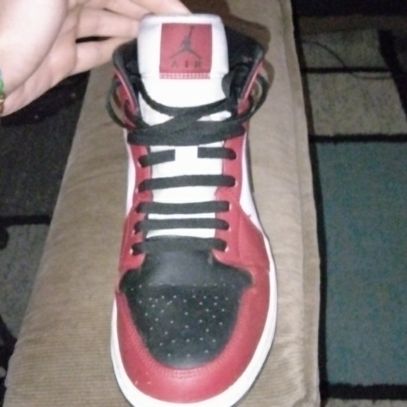 Jordan 1s mid Chicago toe - Picture 3 of 3